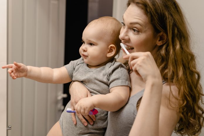 madre y bebe cepillando dientes